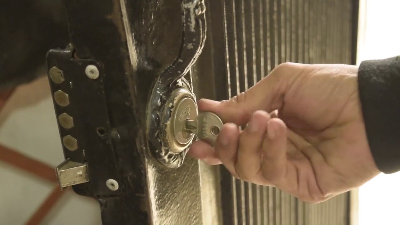 Cómo ajustar una puerta que roza para evitar golpes y desgastes